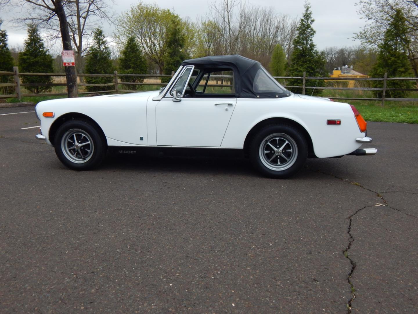 1972 White /Black MG Midget (GAN5UC10613) with an 4 cylinder engine, 4 speed manual transmission, located at 6528 Lower York Road, New Hope, PA, 18938, (215) 862-9555, 40.358707, -74.977882 - Here for sale is very nice 1972 MG Midget convertible. Under the hood is a 4 cylinder which puts power to the rear wheels via a 4 speed manual transmission. Features include; black vinyl interior in great shape, wooden shift knob, AM/FM/CD, Sony head unit, Black vinyl convertible top, chrome bumpe - Photo#2